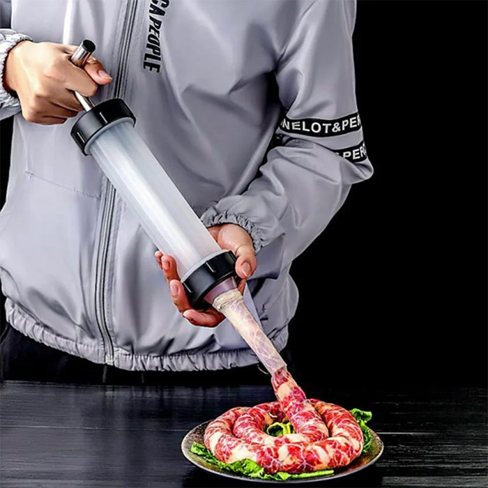 Naprava omogoča enakomerno velike klobase, salame in podobna živila.